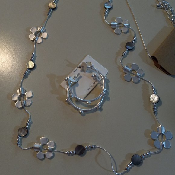 36" silver floral necklace and silver hoops with clear studs - Picture 4 of 5